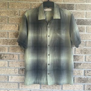 100% silk Tommy Bahama men’s button up size M in excellent condition.